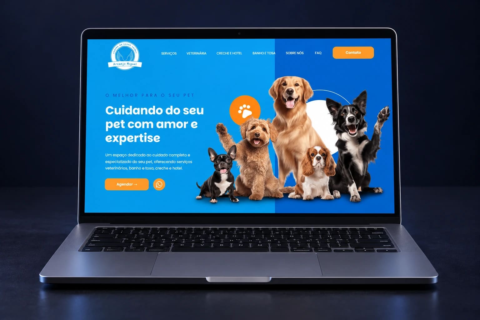 Mockup do site Arcanjo Miguel Vet em notebook, com os serviços da marca.