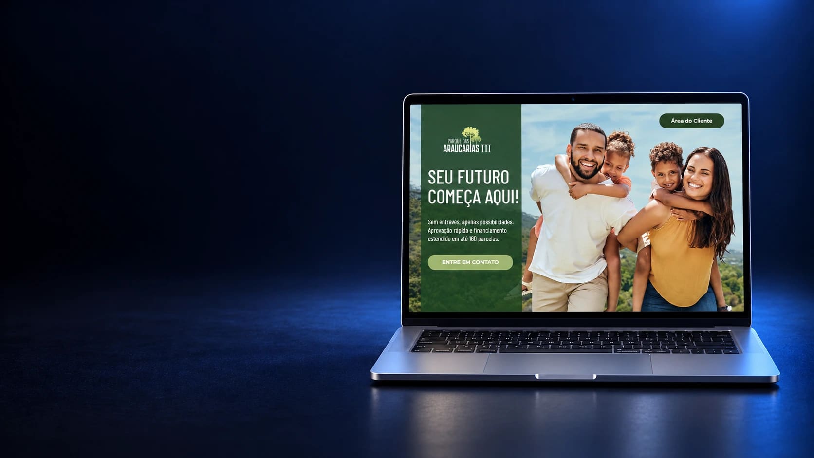 Mockup da landing page Plareno em notebook completo, a partir da página real fornecida.