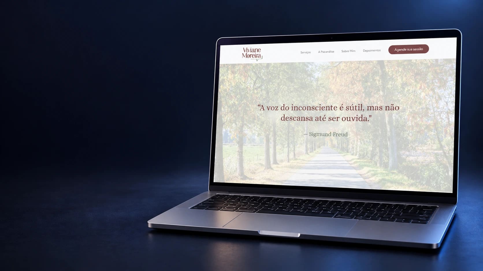 Mockup da landing page Viviane Moreira em notebook completo, a partir da página real fornecida.
