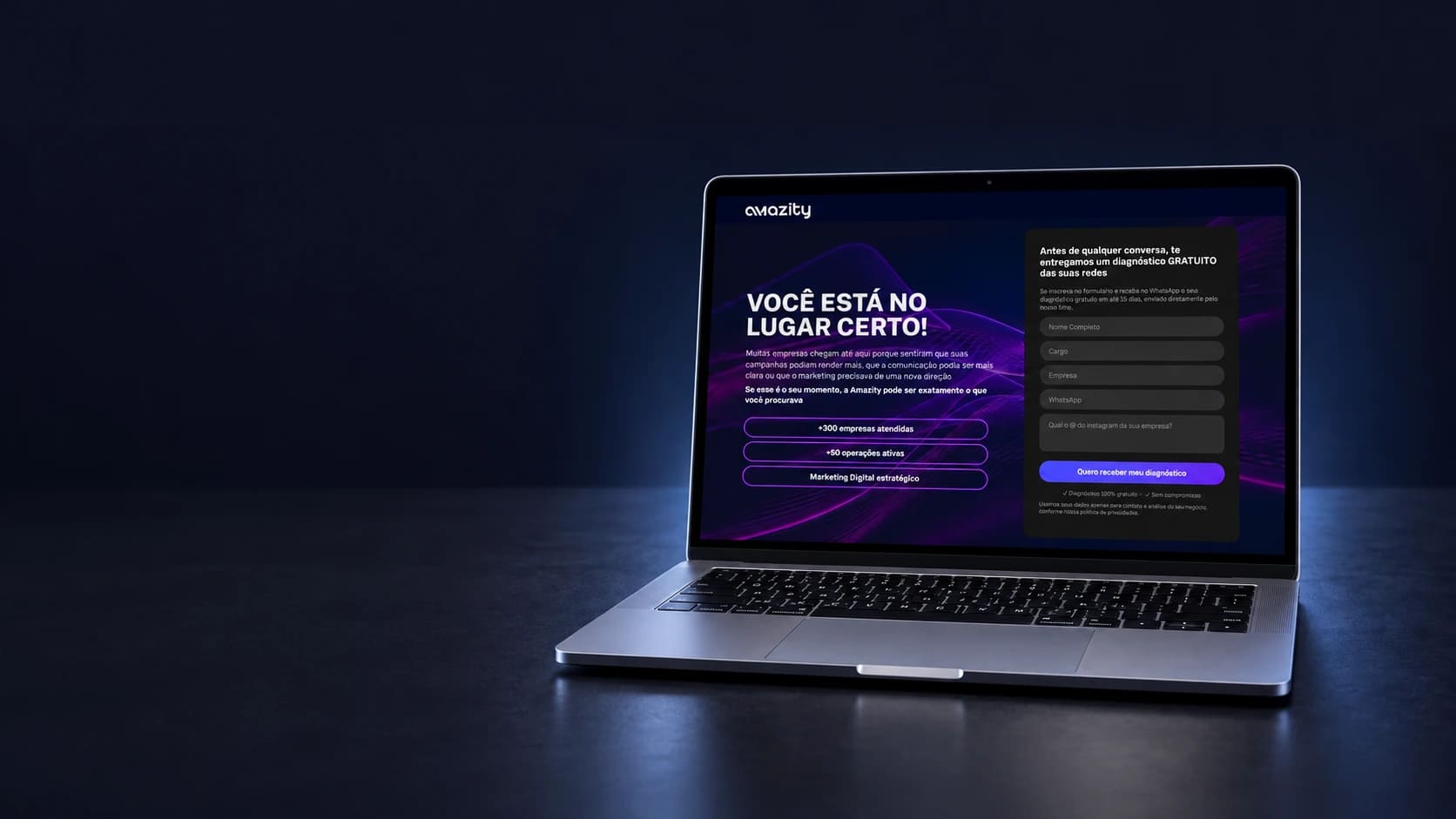 Landing page da Amazity apresentada em um notebook, com oferta e formulário de captação.