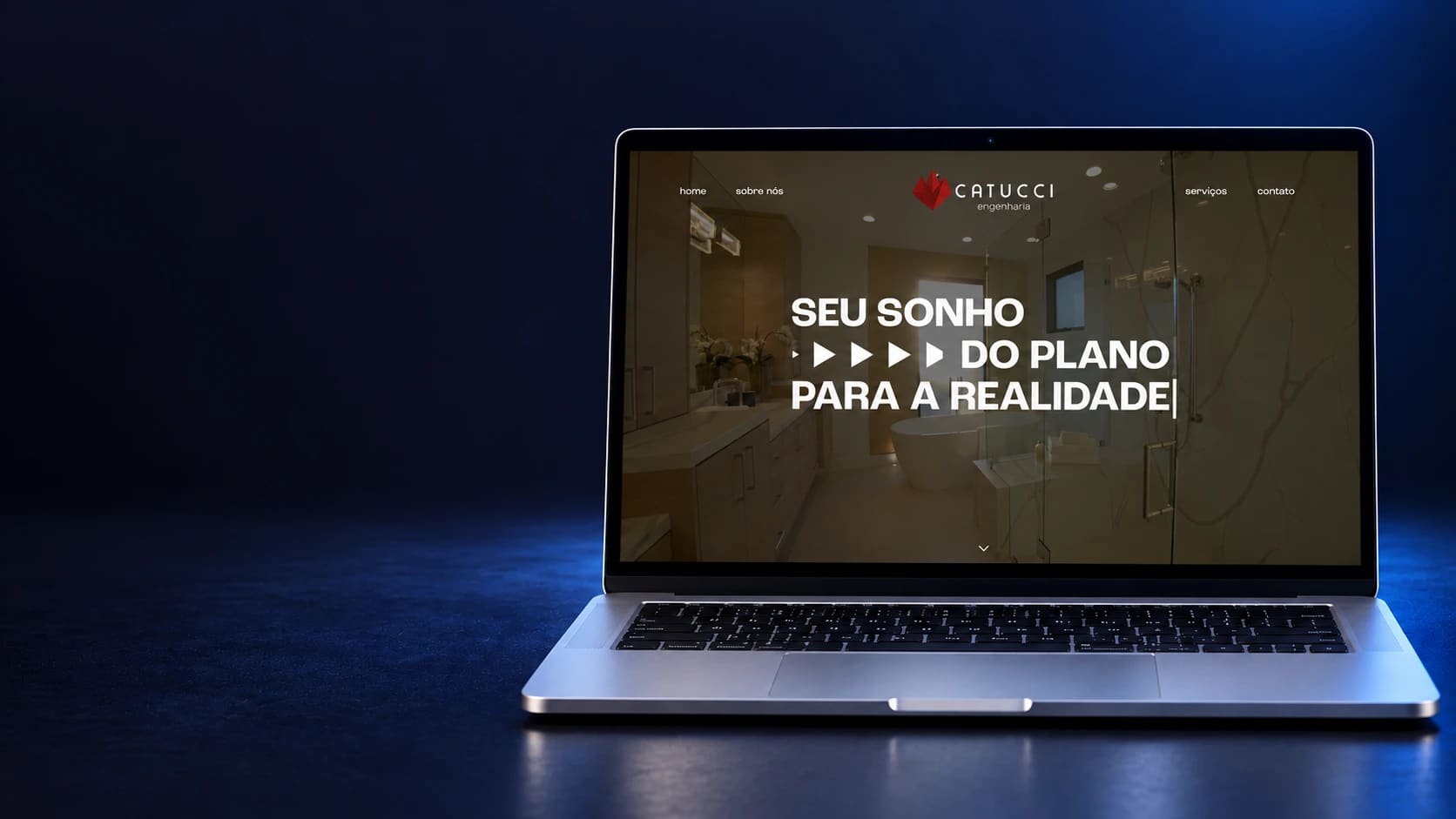 Mockup do site Catucci Engenharia em notebook completo, a partir da página real.