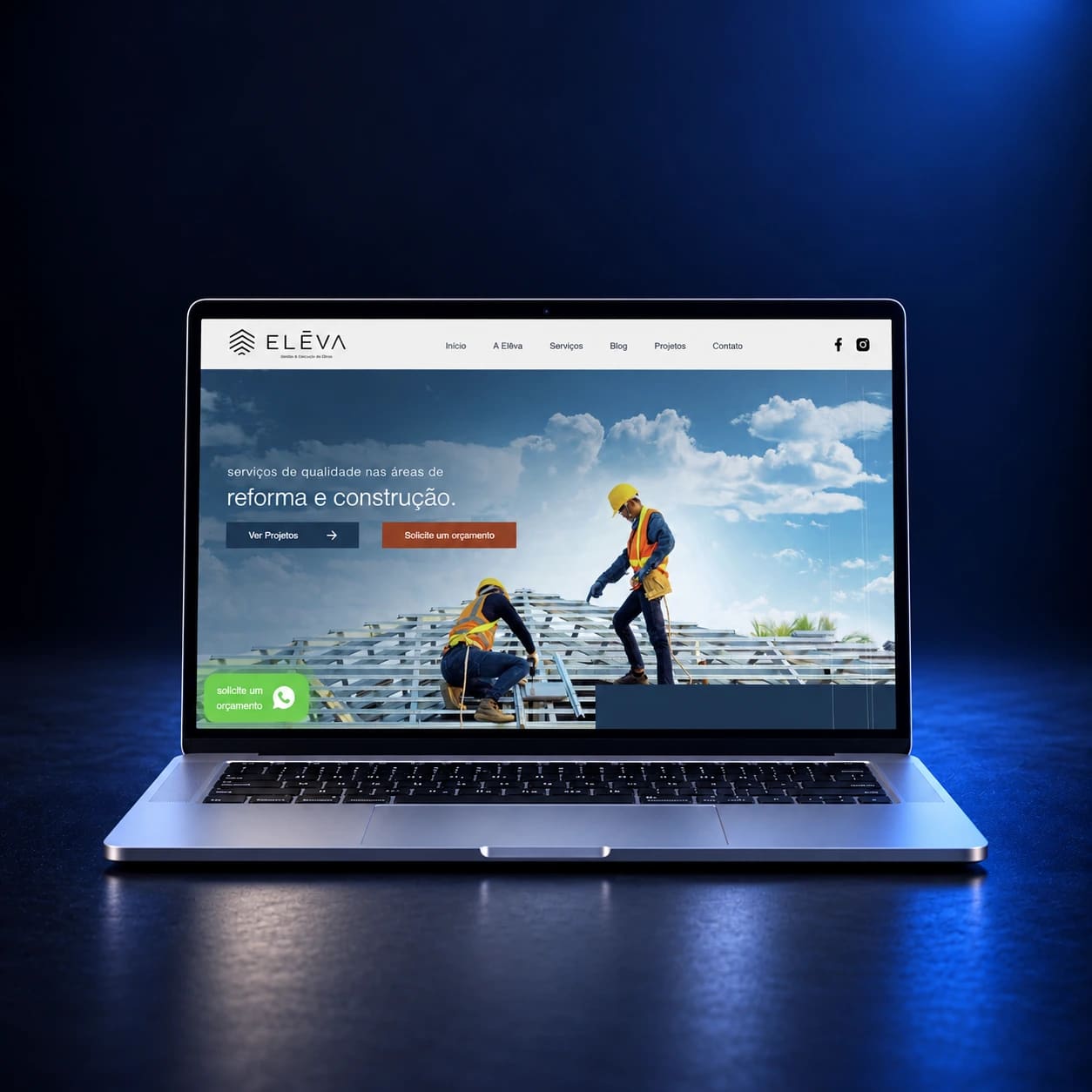 Mockup do site Elēva Obras em notebook completo, em composição para celular.