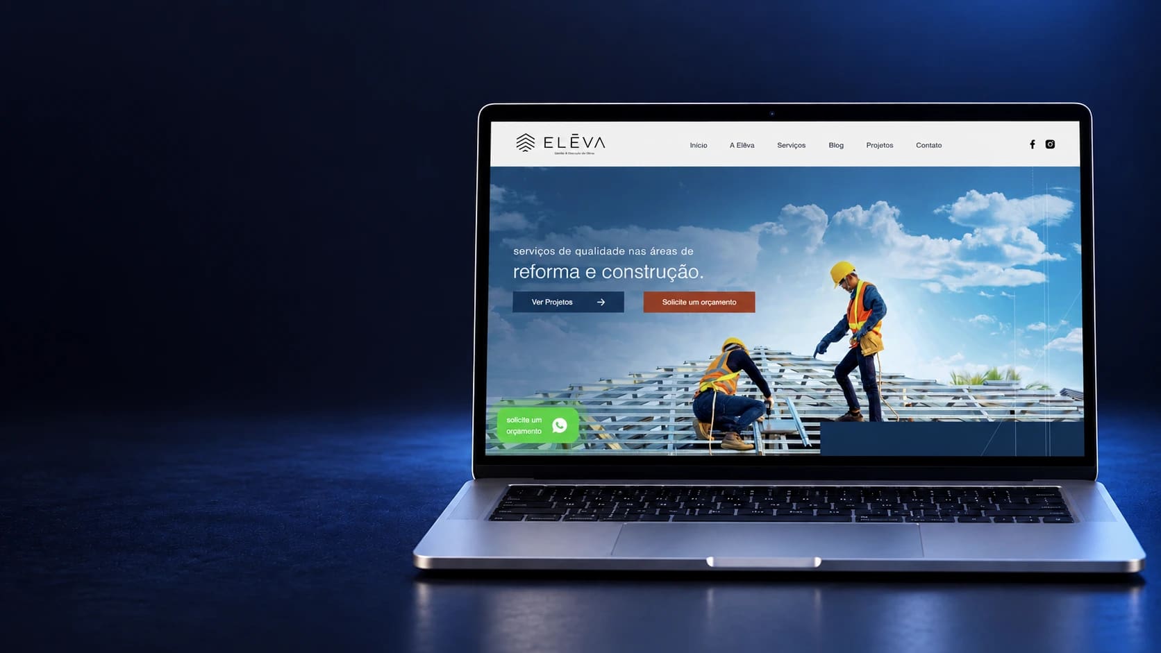 Mockup do site Elēva Obras em notebook completo, a partir da página real.