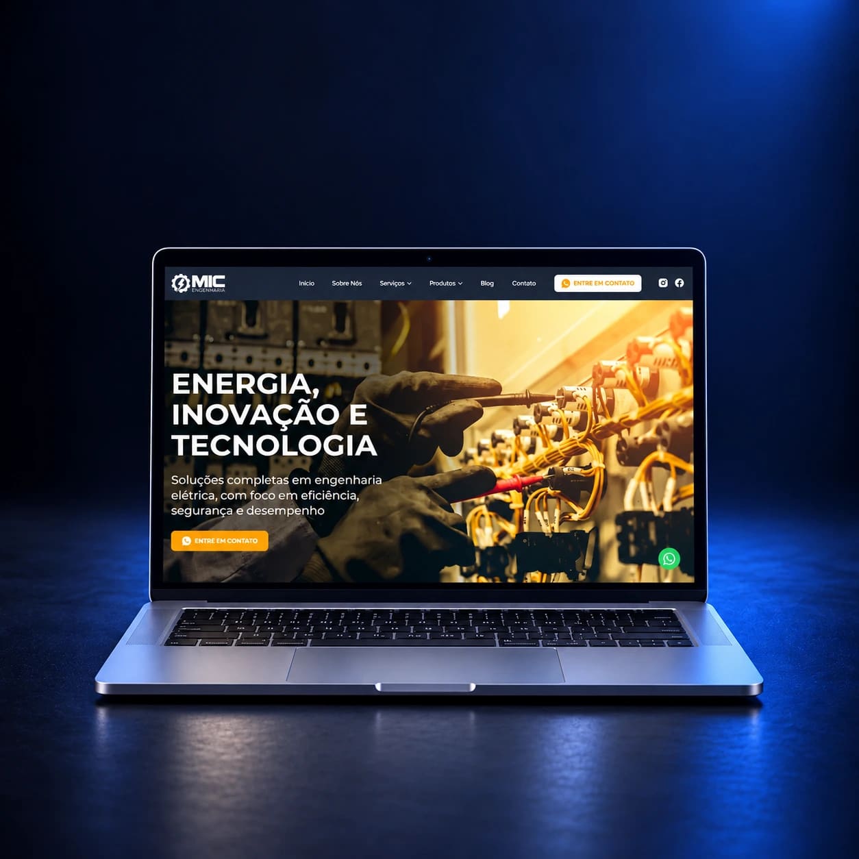 Mockup do site MIC Engenharia em notebook completo, em composição para celular.
