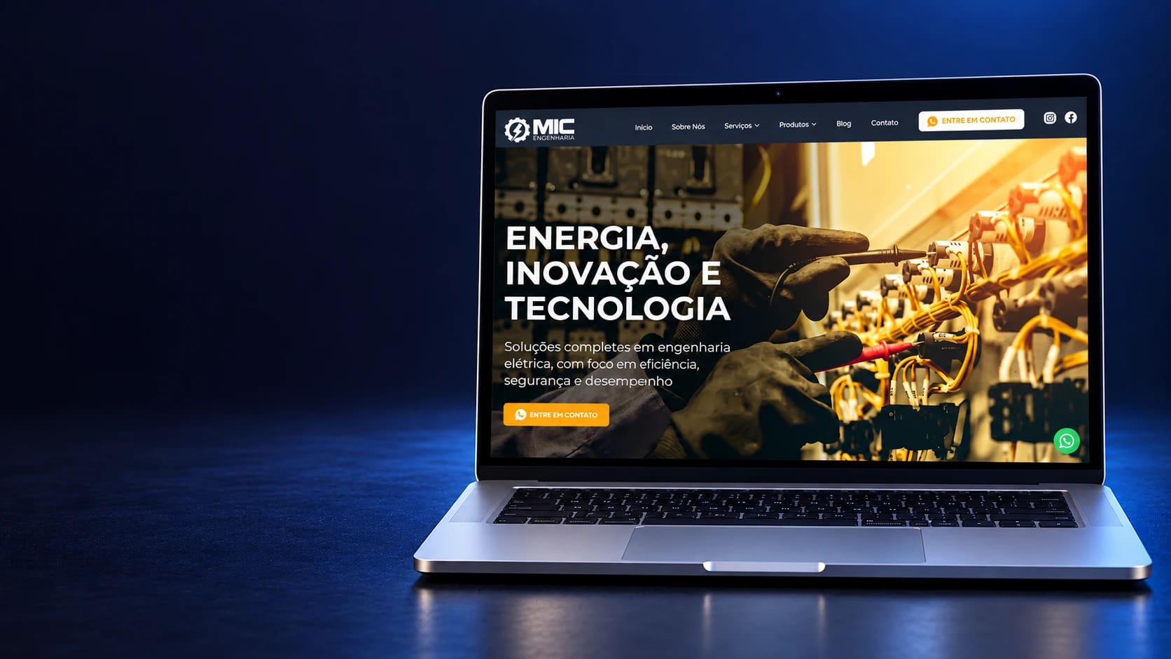 Mockup do site MIC Engenharia em notebook completo, a partir da página real.