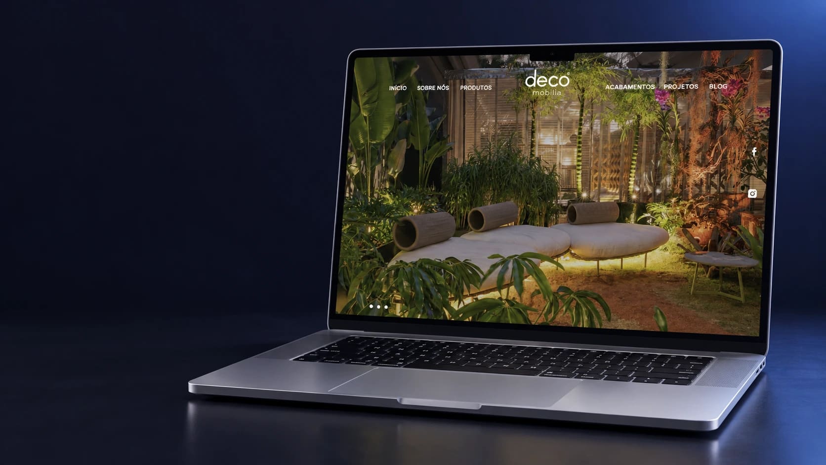 Mockup do site Deco Mobília em notebook completo, a partir da página real.