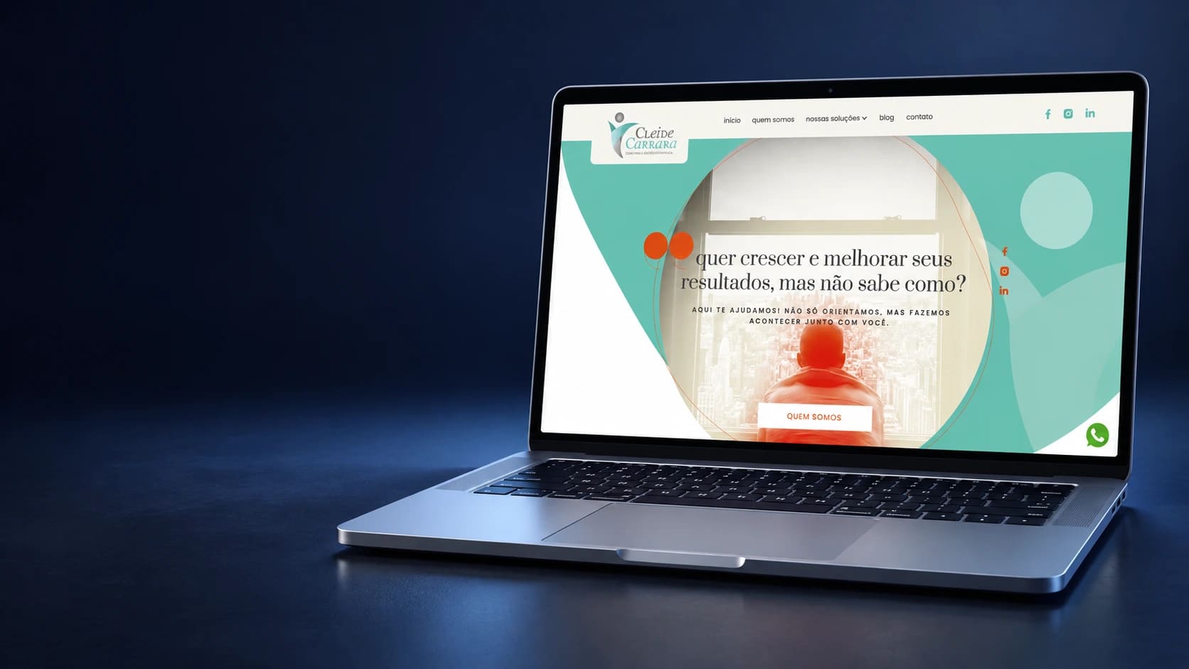 Mockup do site Cleide Carrara em notebook completo, a partir da página real.