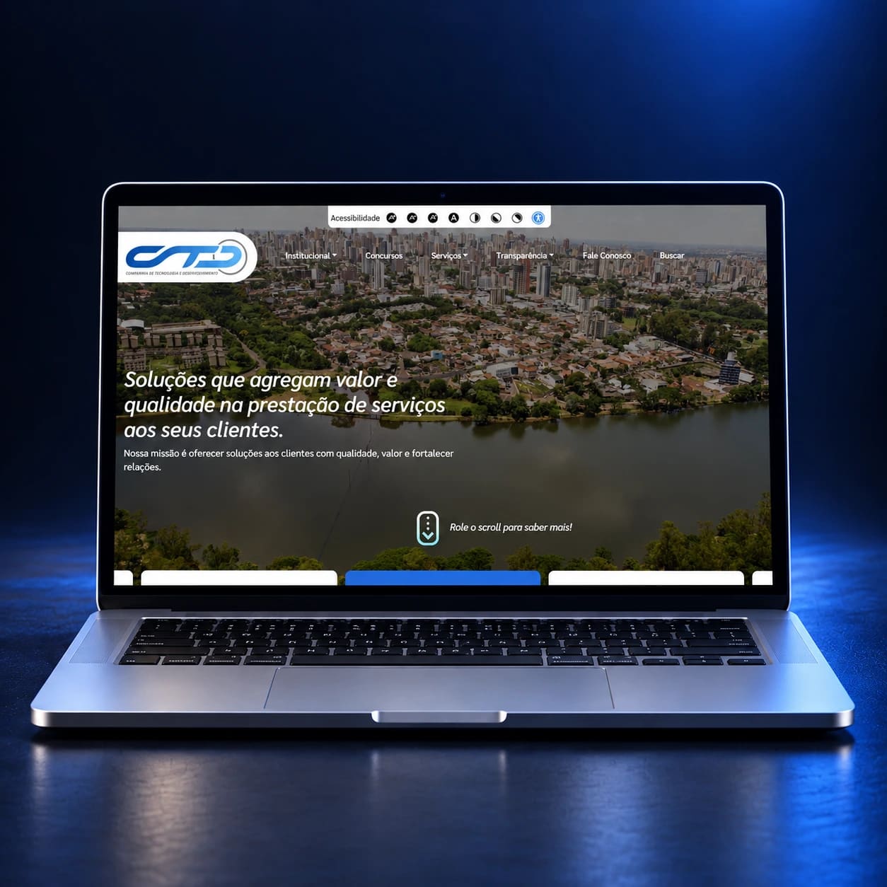 Mockup do portal CTD Londrina em notebook completo, em composição para celular.