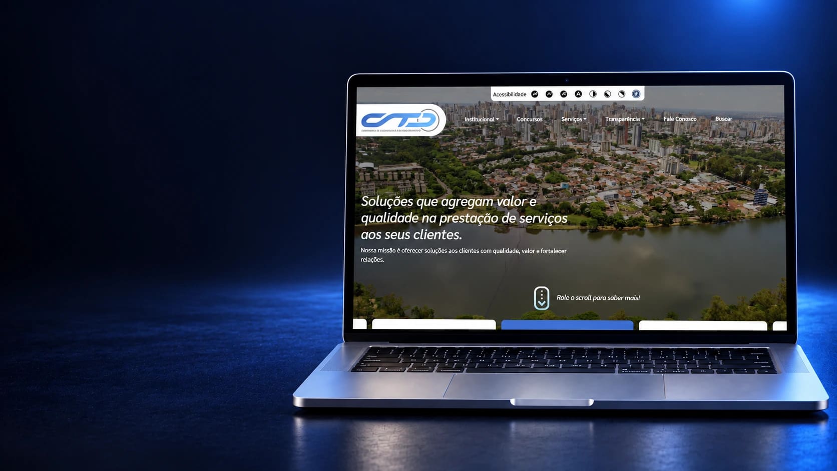 Mockup do portal CTD Londrina em notebook completo, a partir da página real.