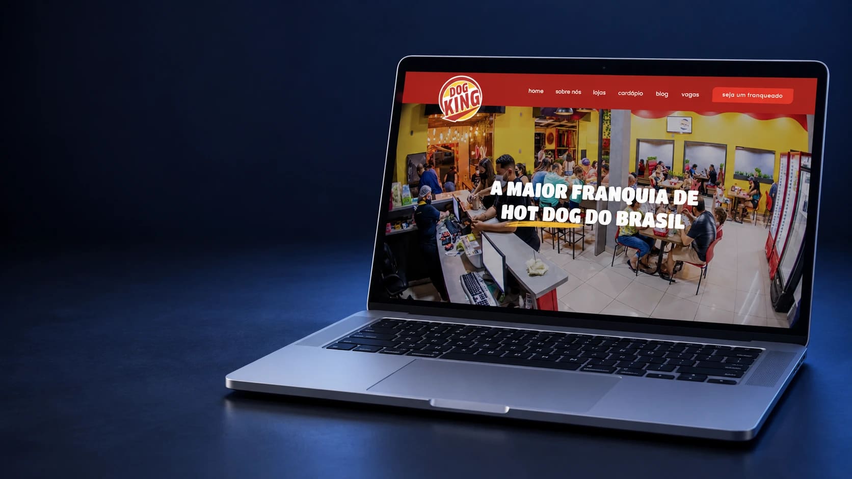 Mockup do site Dog King em notebook completo, a partir da página real.