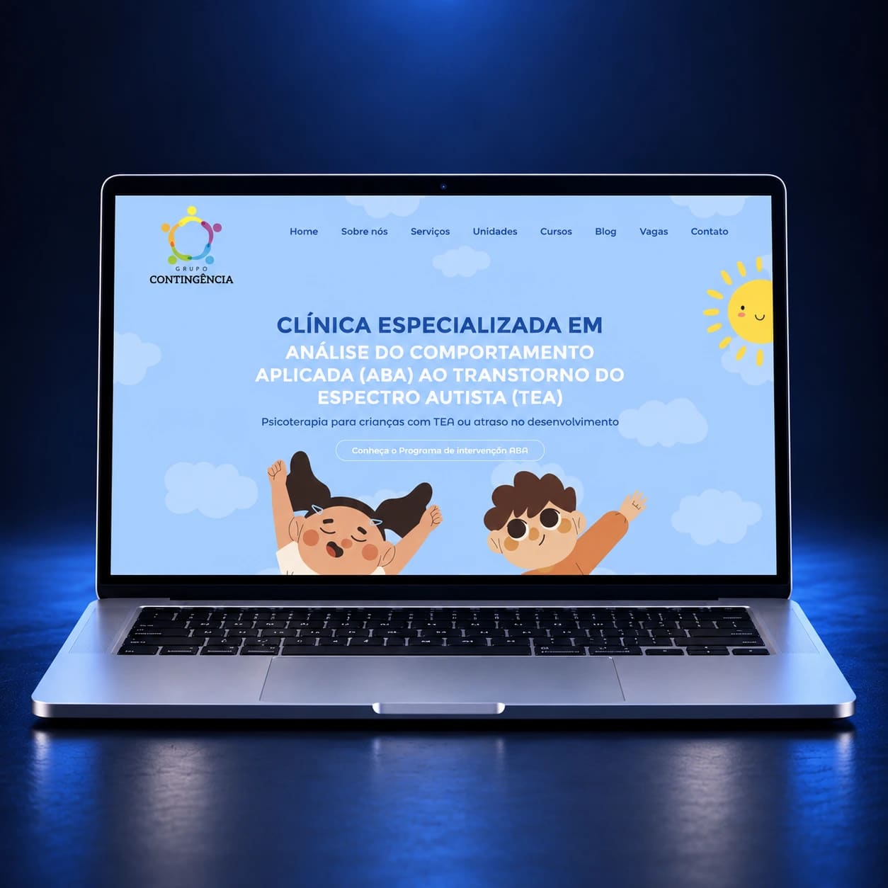 Mockup do site Grupo Contingência em notebook completo, em composição para celular.