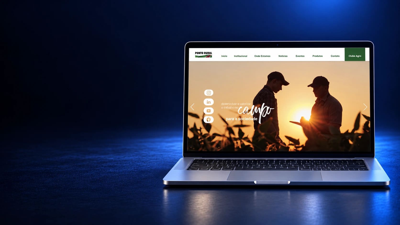 Mockup do site Ponto Rural em notebook completo, a partir da página real.