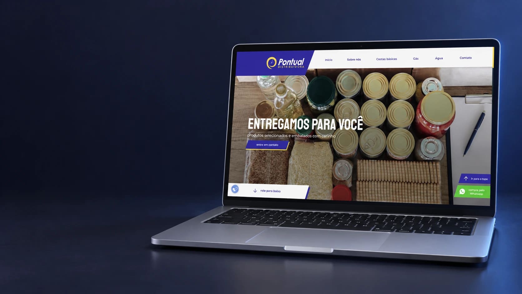 Mockup do site Pontual Distribuidora em notebook completo, a partir da página real.