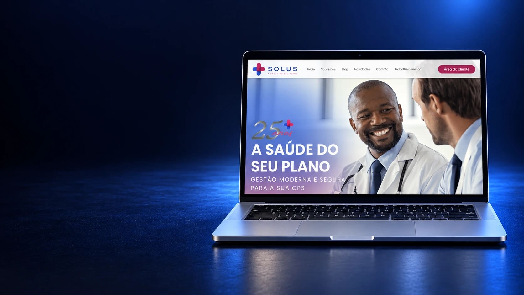 Mockup do site Solus em notebook completo, a partir da página real.