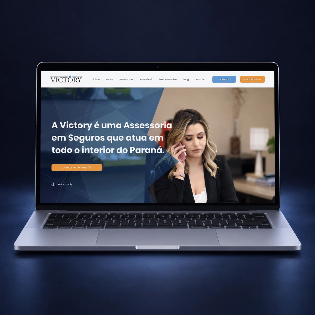 Mockup do site Victory em notebook completo, em composição para celular.