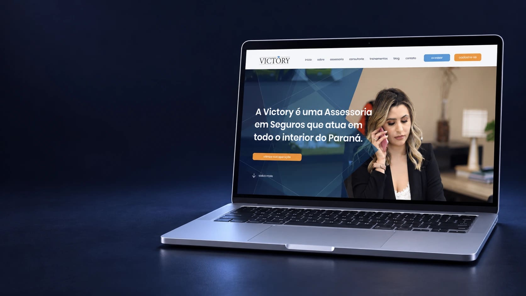 Mockup do site Victory em notebook completo, a partir da página real.