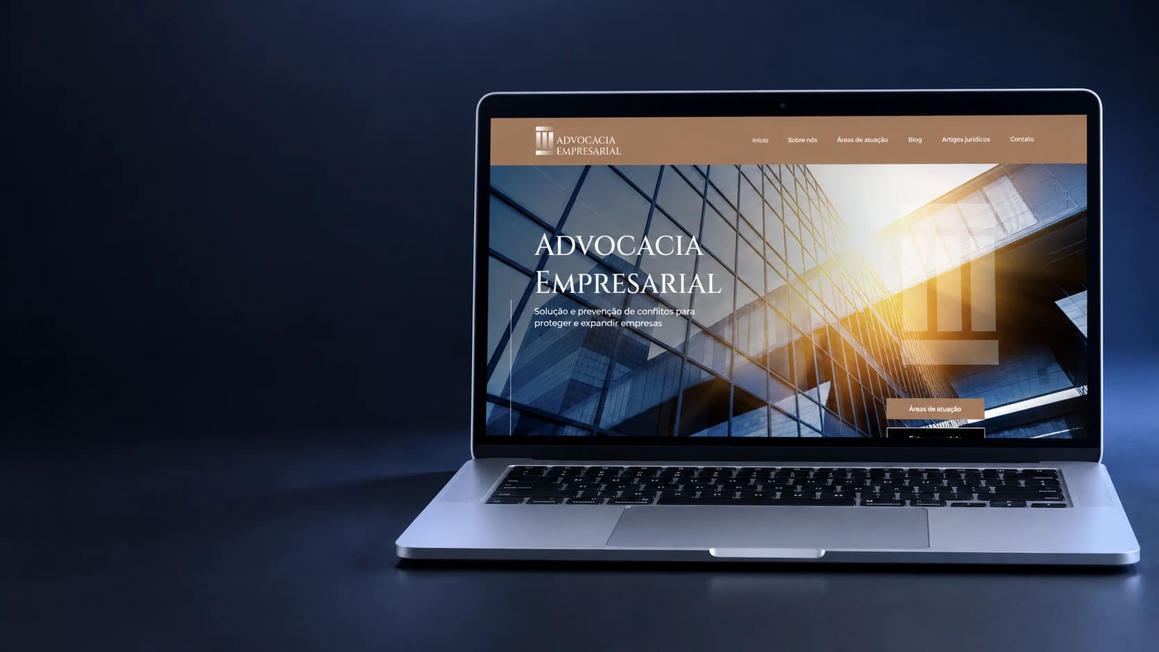 Mockup do site Advocacia Empresarial em notebook completo, a partir da página real fornecida.