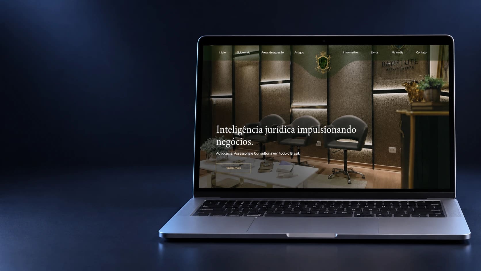Mockup do site Batistute Advogados em notebook completo, a partir da página real fornecida.