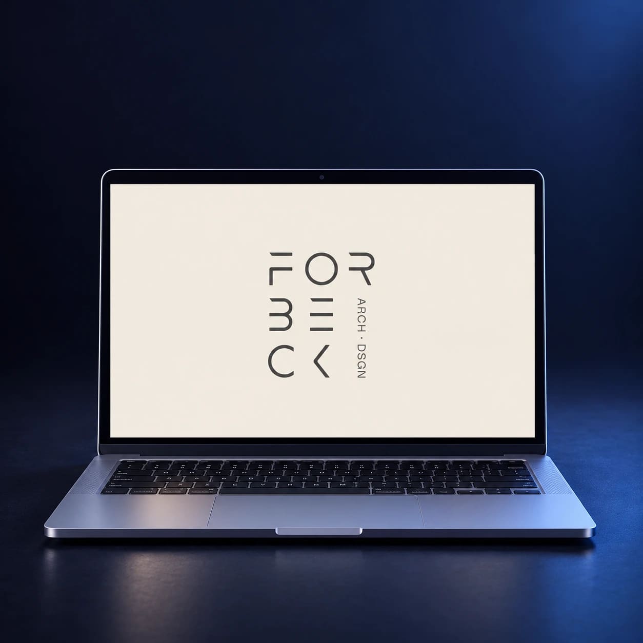 Mockup do site Forbeck em notebook completo, em composição para celular.