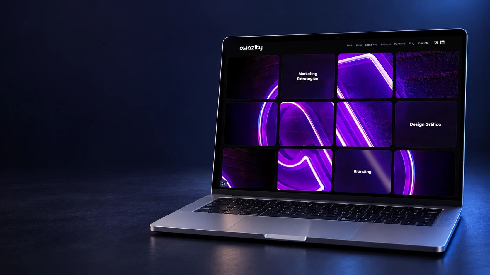 Mockup do site Amazity em notebook completo, a partir da página real selecionada.