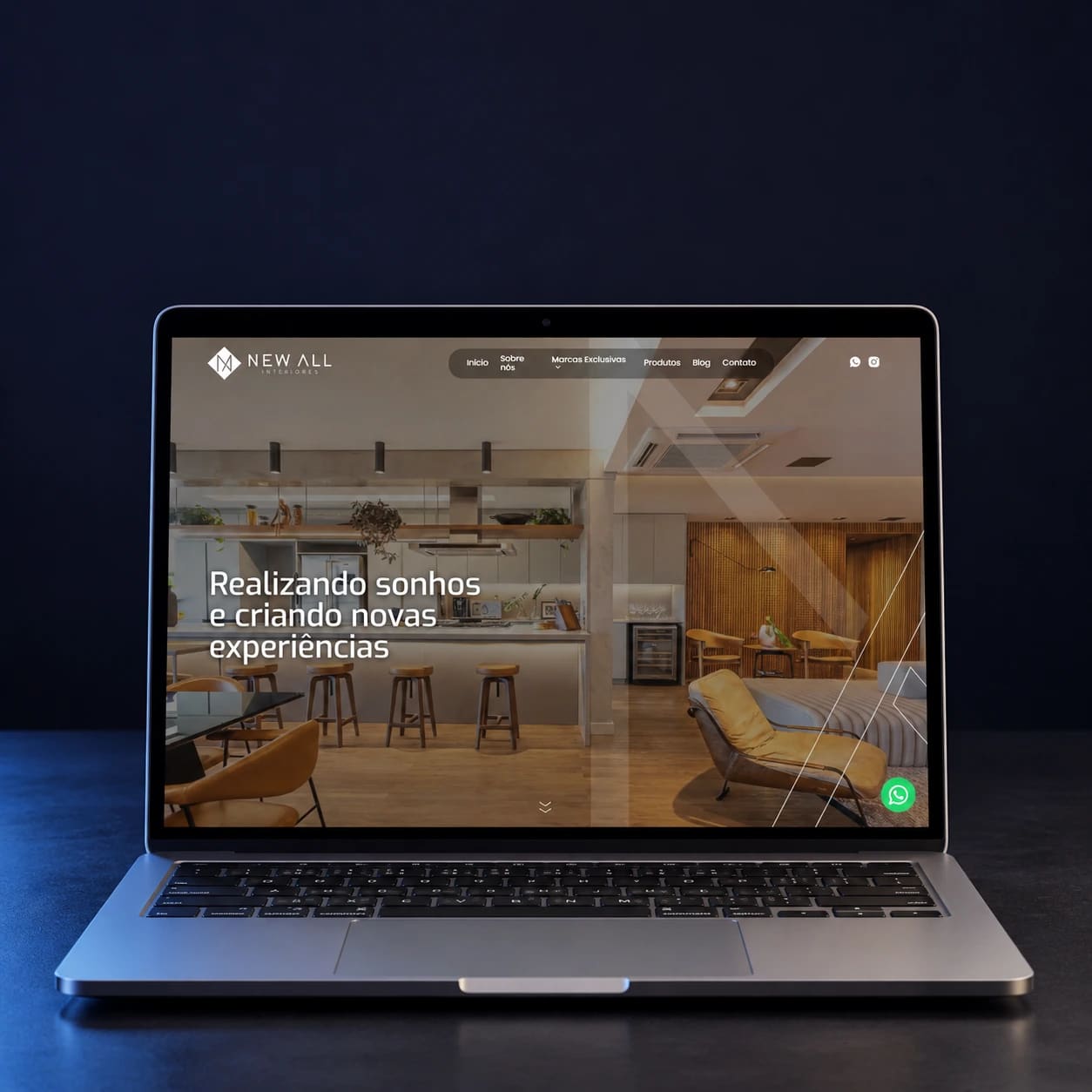 Mockup do site New All Interiores em notebook completo, em composição para celular.