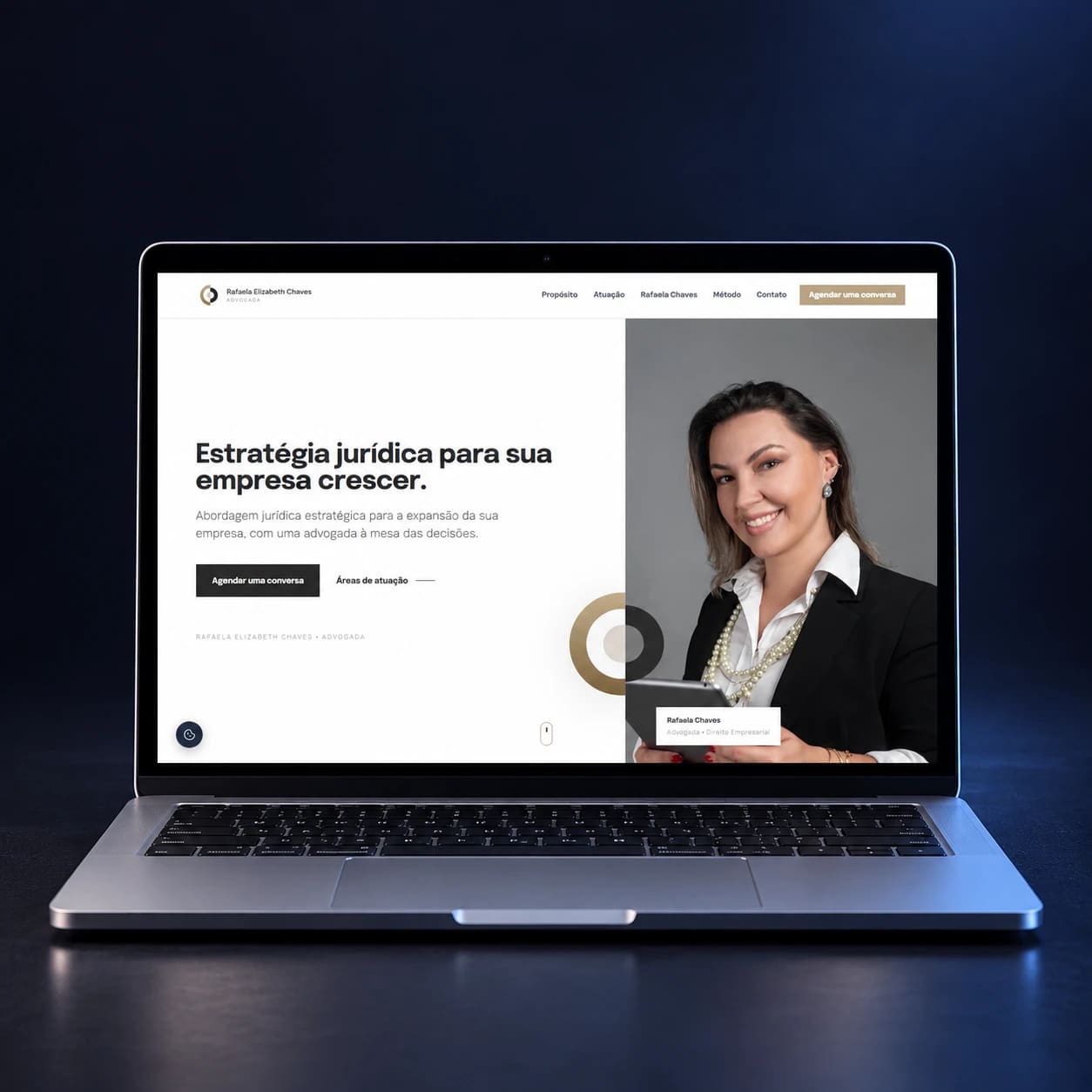 Mockup do site Rafaela Chaves em notebook completo, em composição para celular.