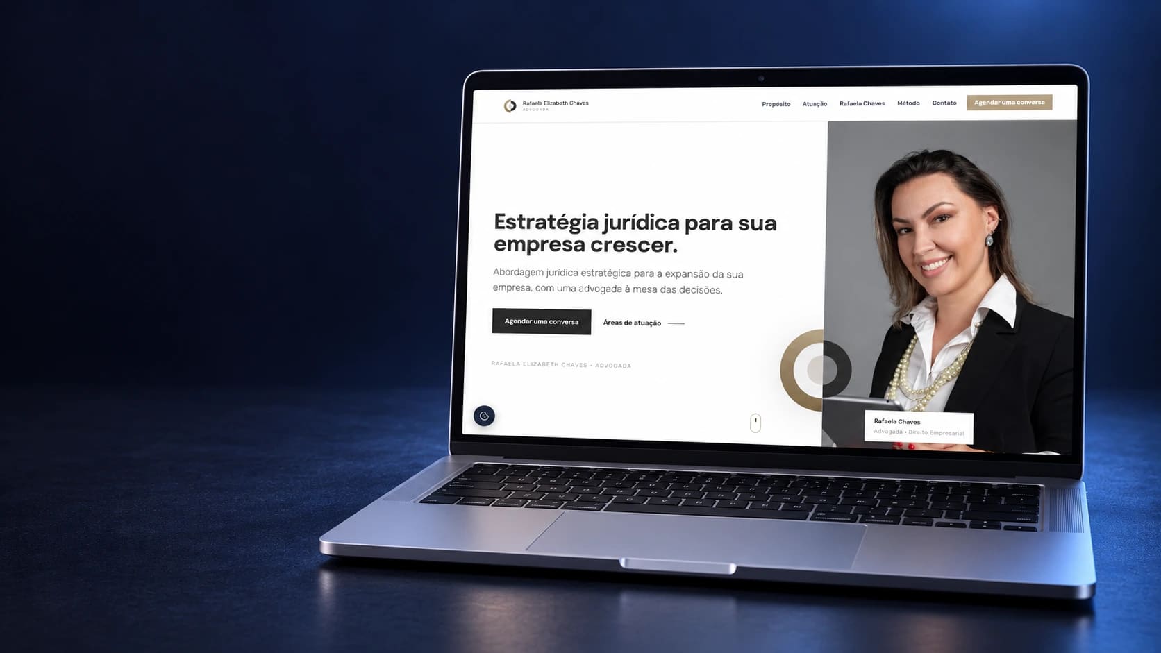 Mockup do site Rafaela Chaves em notebook completo, a partir da página real selecionada.